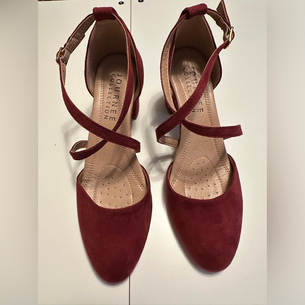 Journee Collection suede like Heels Size 7.5 in burgundy